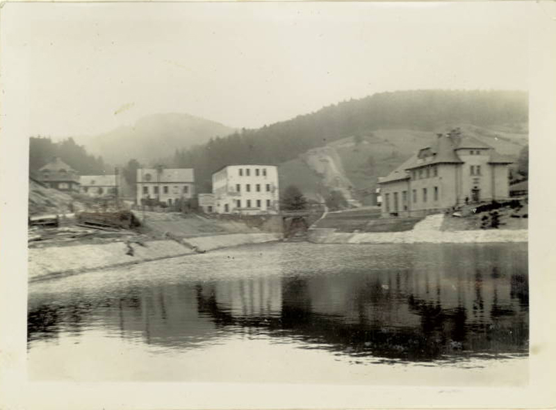 1929